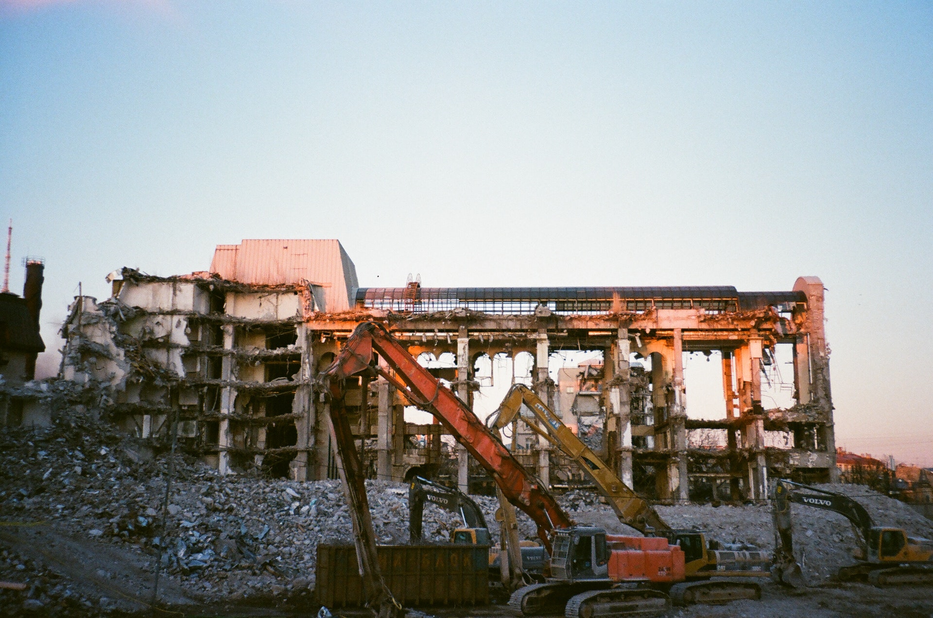 entreprise spécialisée en démolition à montrouge : interventions rapides, sécurisées et respectueuses des normes pour tous vos projets de déconstruction de bâtiments, maisons ou locaux professionnels.