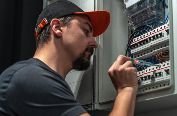 obtenez rapidement un devis personnalisé pour vos travaux d'électricité à montrouge. comparez les tarifs de professionnels qualifiés et réalisez vos projets en toute sérénité !