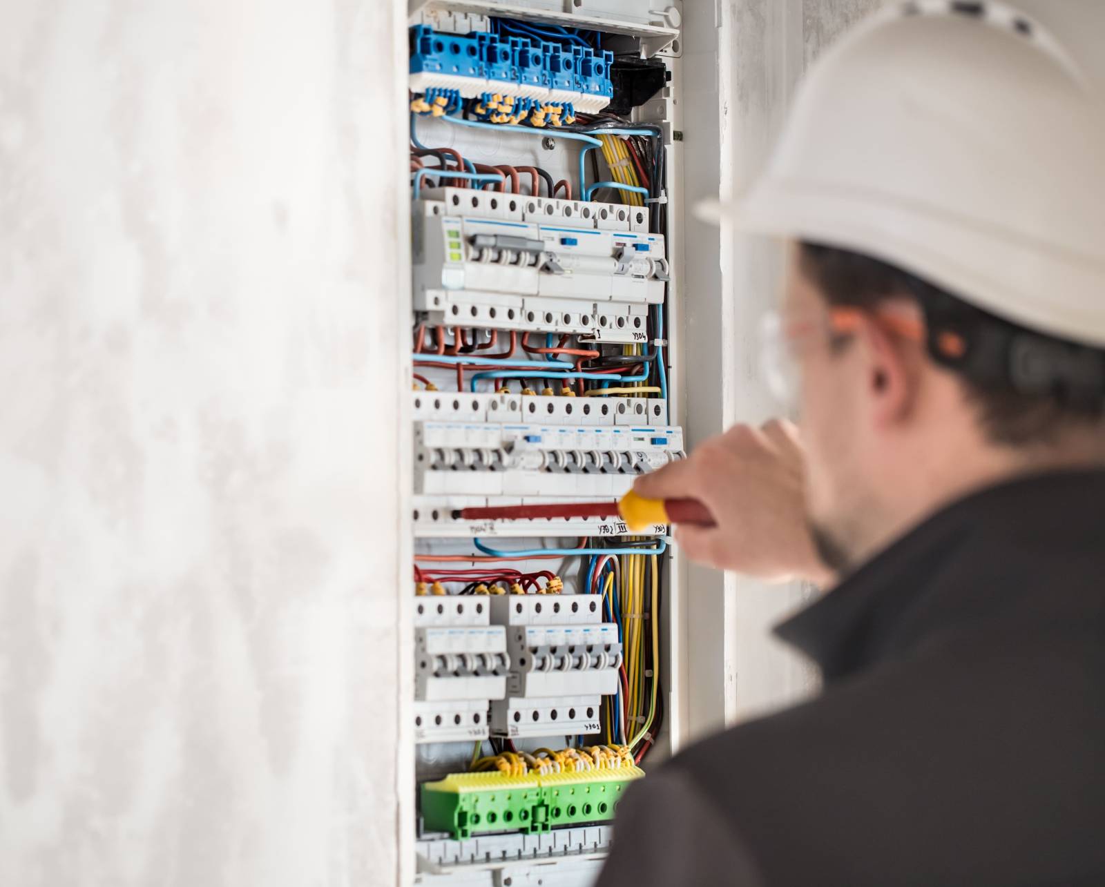 besoin d'un électricien en urgence 24/7 ? intervention rapide et professionnelle pour tous dépannages électriques, jour et nuit. devis gratuit, satisfaction garantie.
