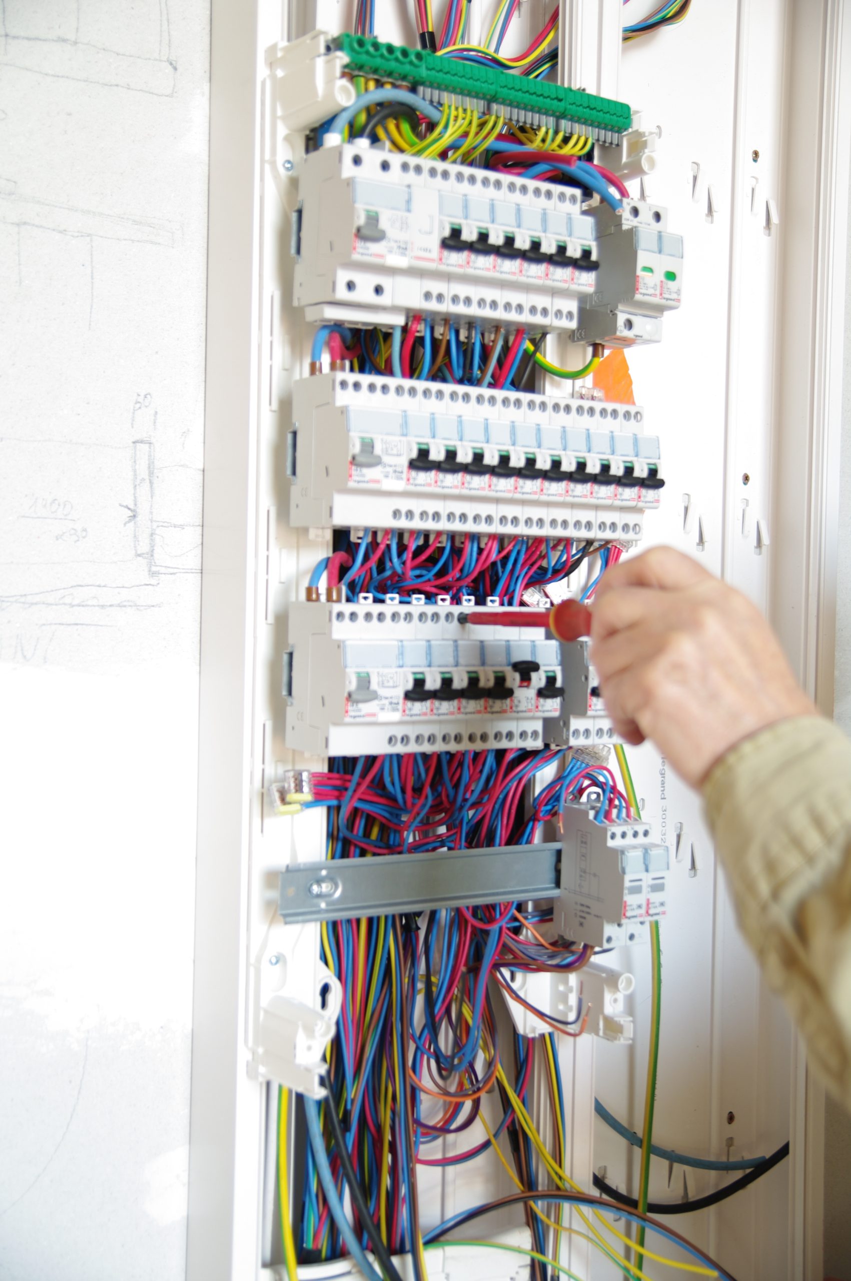 besoin d&rsquo;un &eacute;lectricien &agrave; montrouge ? confiez vos travaux d&rsquo;installation, de d&eacute;pannage ou de r&eacute;novation &eacute;lectrique &agrave; des experts qualifi&eacute;s pour un service rapide et s&eacute;curis&eacute;. devis gratuit.