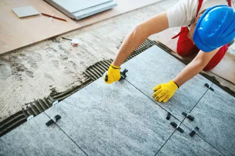 découvrez le prix au mètre carré d’un carreleur, les facteurs qui influencent le tarif, et des conseils pour estimer le coût de pose de carrelage selon votre projet.