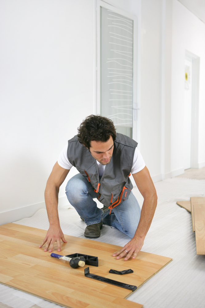 découvrez tout ce qu'il faut savoir sur le prix de la pose de parquet : tarifs moyens, facteurs qui influencent le coût, conseils pour bien choisir votre artisan et optimiser votre budget.