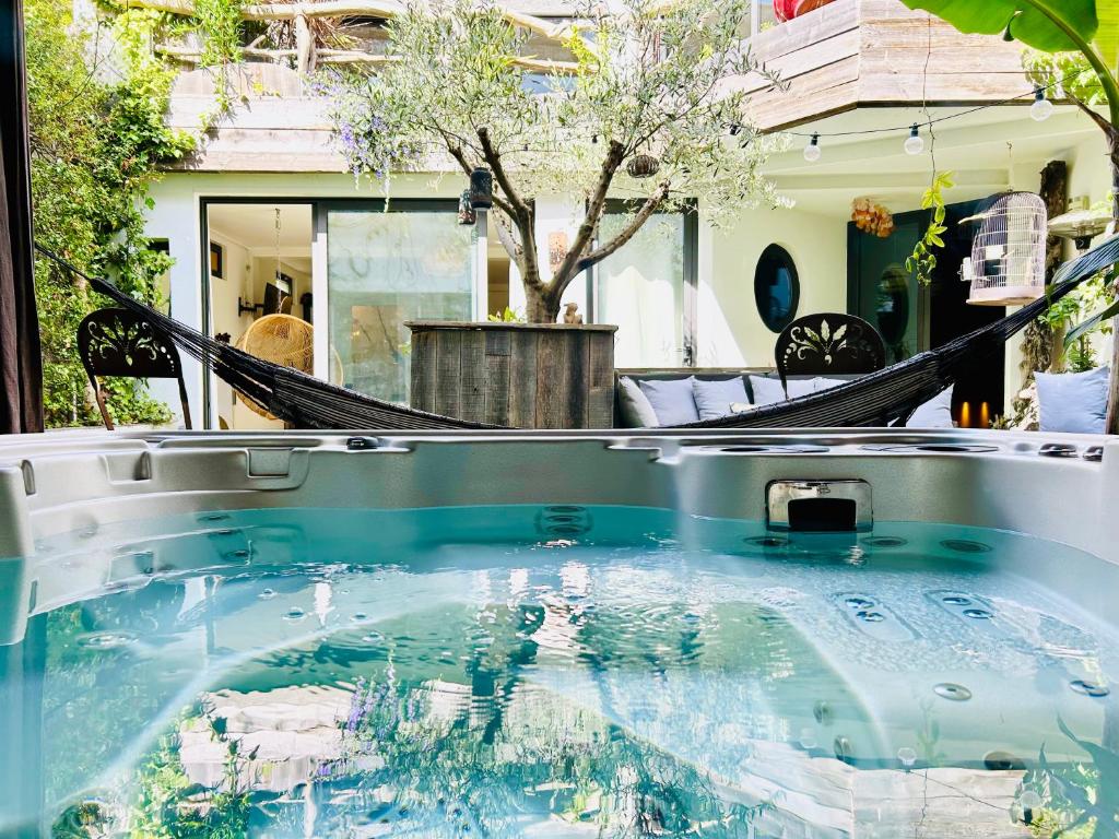 d&eacute;couvrez nos solutions pour une salle de bain moderne &agrave; montrouge : am&eacute;nagement tendance, mat&eacute;riaux de qualit&eacute; et conseils d'experts pour un espace &agrave; la fois fonctionnel et &eacute;l&eacute;gant.