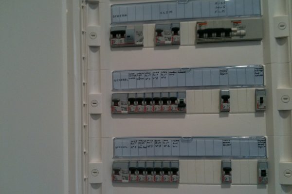 besoin d'une alarme performante à montrouge ? faites appel à un électricien qualifié pour l'installation, la maintenance et le dépannage de vos systèmes d'alarme. sécurité et expertise assurées.