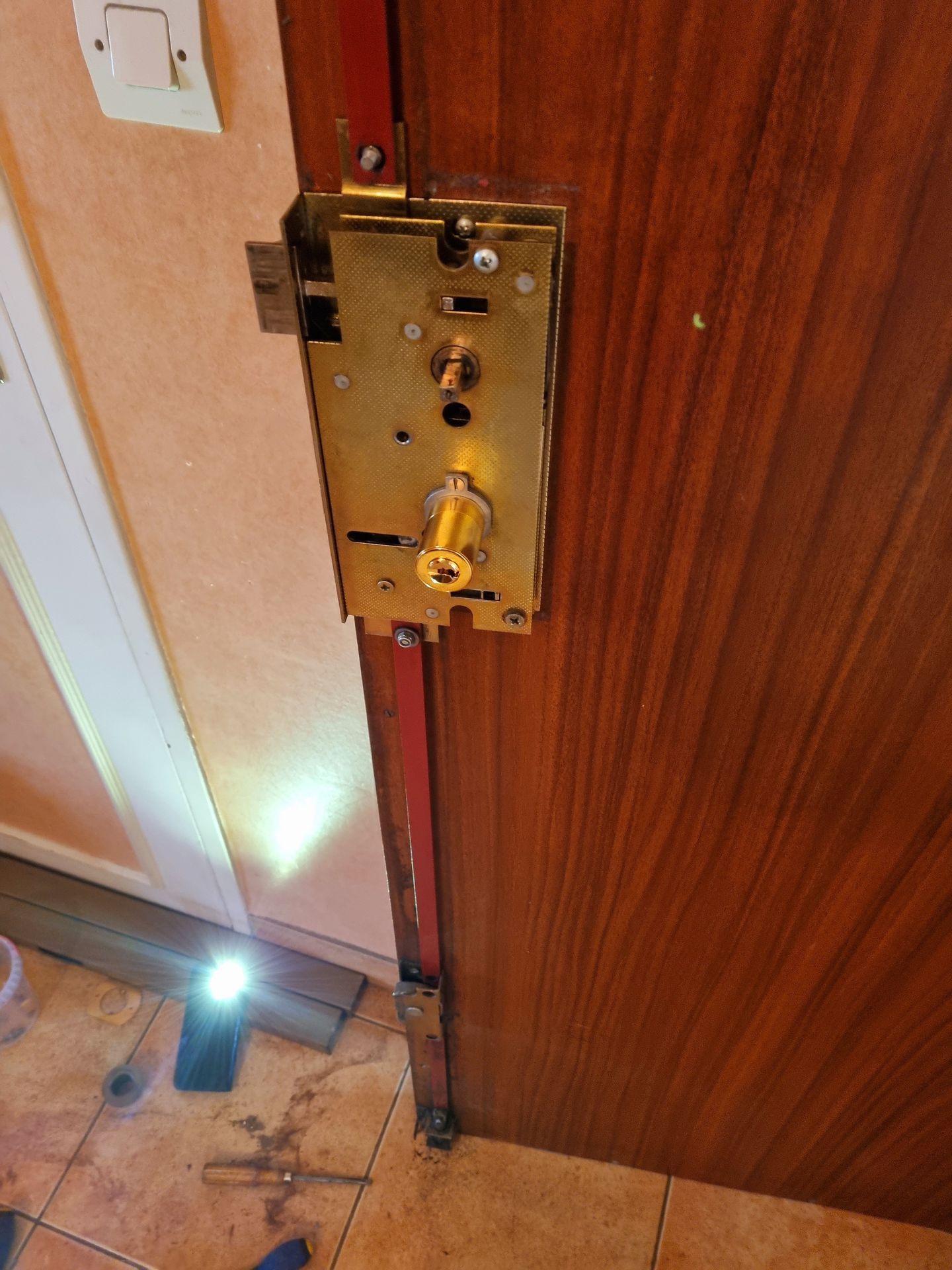 besoin d'un dépannage rapide pour votre porte blindée à montrouge ? intervention efficace 7j/7 par des techniciens expérimentés. sécurité garantie et devis gratuit.