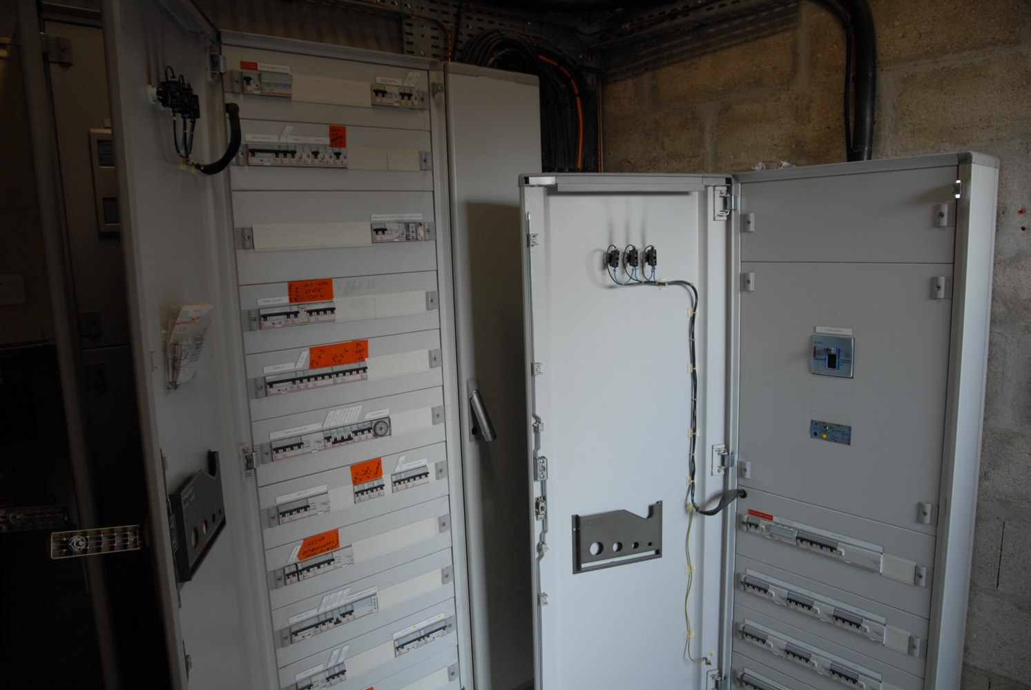 trouvez un électricien qualifié à montrouge pour tous vos travaux électriques en appartement : installations, dépannages, mises aux normes et conseils personnalisés. intervention rapide et professionnelle.