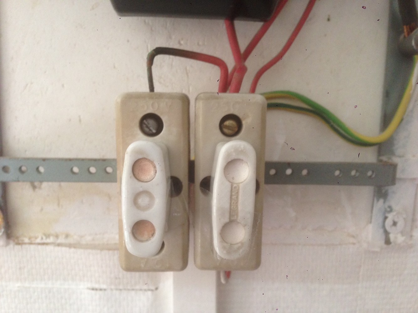 trouvez un électricien qualifié à montrouge pour tous vos travaux d'électricité : installation, dépannage, mise en conformité. intervention rapide et devis gratuit !