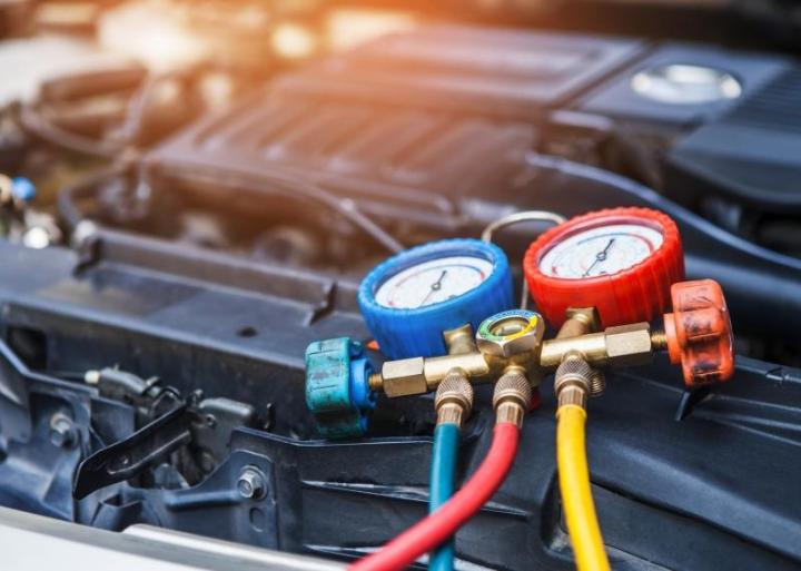 découvrez les différences entre faire appel à un électricien professionnel et réaliser vous-même vos réparations électriques : avantages, risques et conseils pour faire le bon choix.