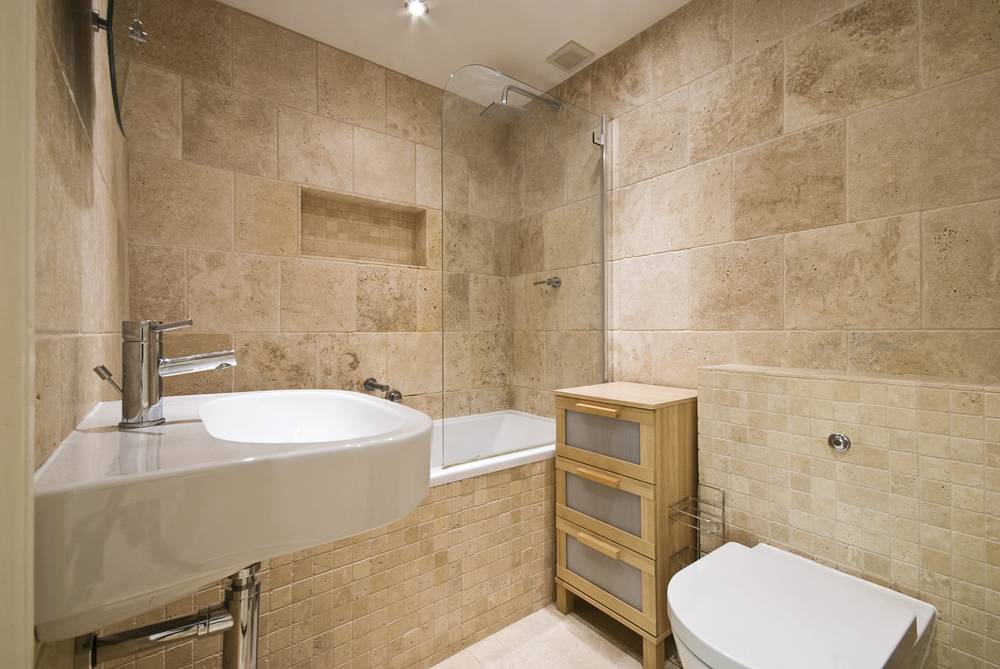 découvrez nos solutions de faux plafond pour salle de bain à montrouge : modernisez votre espace avec des matériaux résistants à l’humidité, installation rapide et finition soignée. devis gratuit et conseils personnalisés !