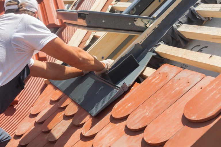 découvrez nos conseils et solutions pour l'installation de fenêtres : types, étapes, matériaux et astuces pour assurer une pose efficace, durable et conforme aux normes.