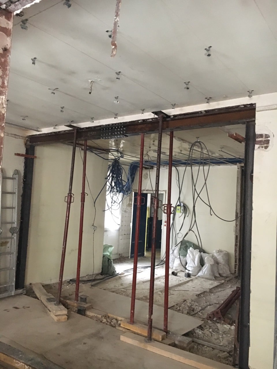 besoin d'ouvrir un mur porteur à montrouge ? découvrez nos services professionnels pour vos travaux de démolition et de rénovation. sécurité, expertise et devis gratuit.