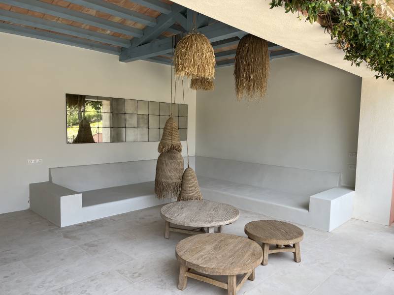 d&eacute;couvrez tout sur le prix du b&eacute;ton cir&eacute; : tarifs au m2, conseils pour bien choisir, facteurs qui influencent le co&ucirc;t et astuces pour ma&icirc;triser votre budget travaux.