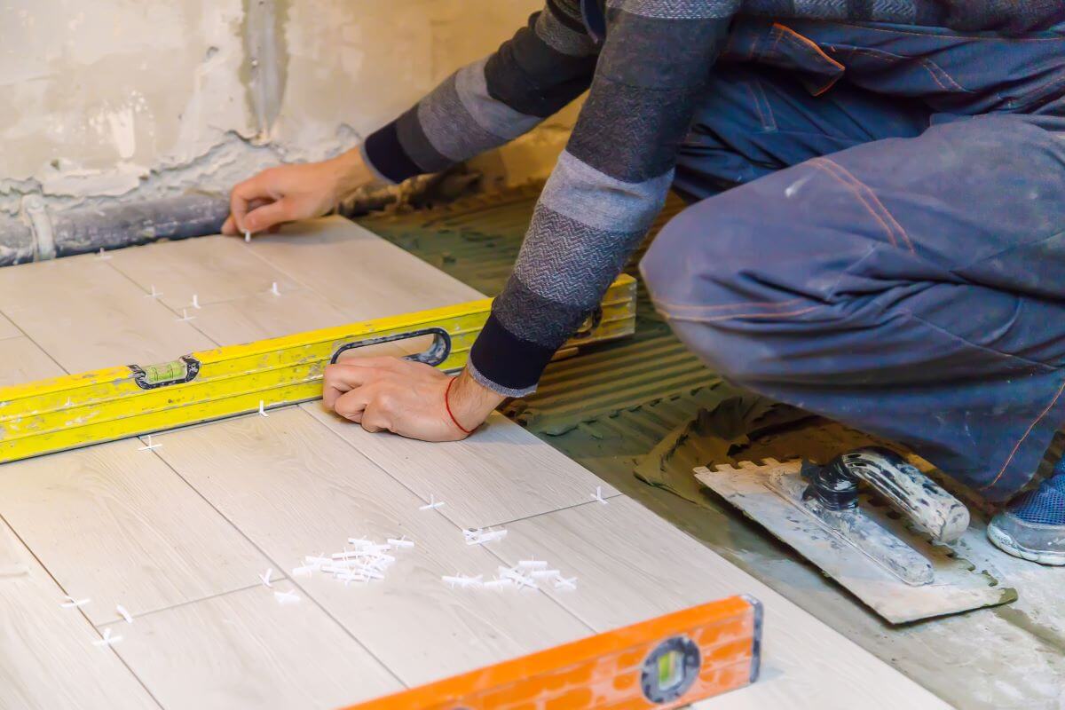 d&eacute;couvrez le prix au m&egrave;tre carr&eacute; d'un carreleur en 2024, les facteurs qui influencent le tarif et des conseils pour estimer le co&ucirc;t de vos travaux de carrelage.