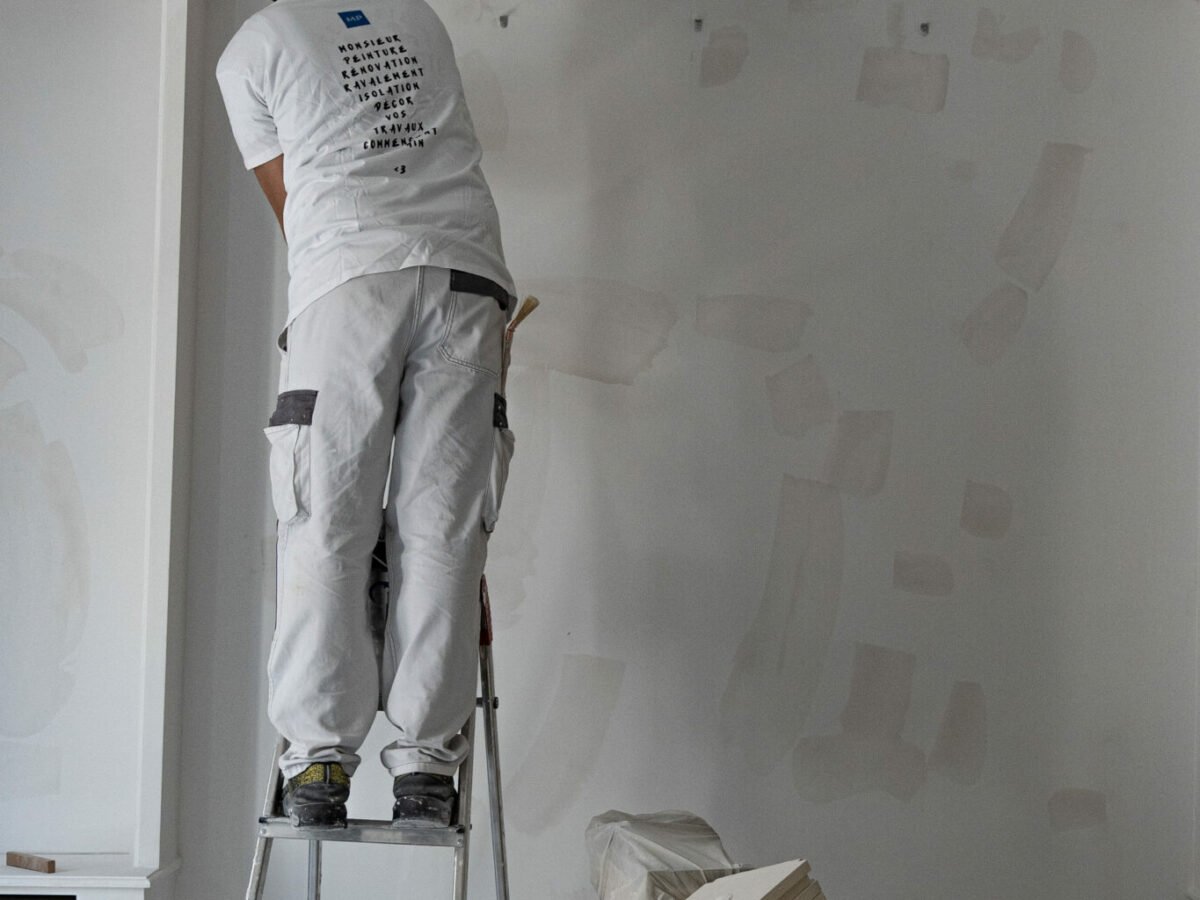 d&eacute;couvrez les prix au m&sup2; pour des travaux de peinture &agrave; montrouge en 2025. comparez les tarifs et obtenez des estimations pour repeindre votre logement ou espace professionnel.