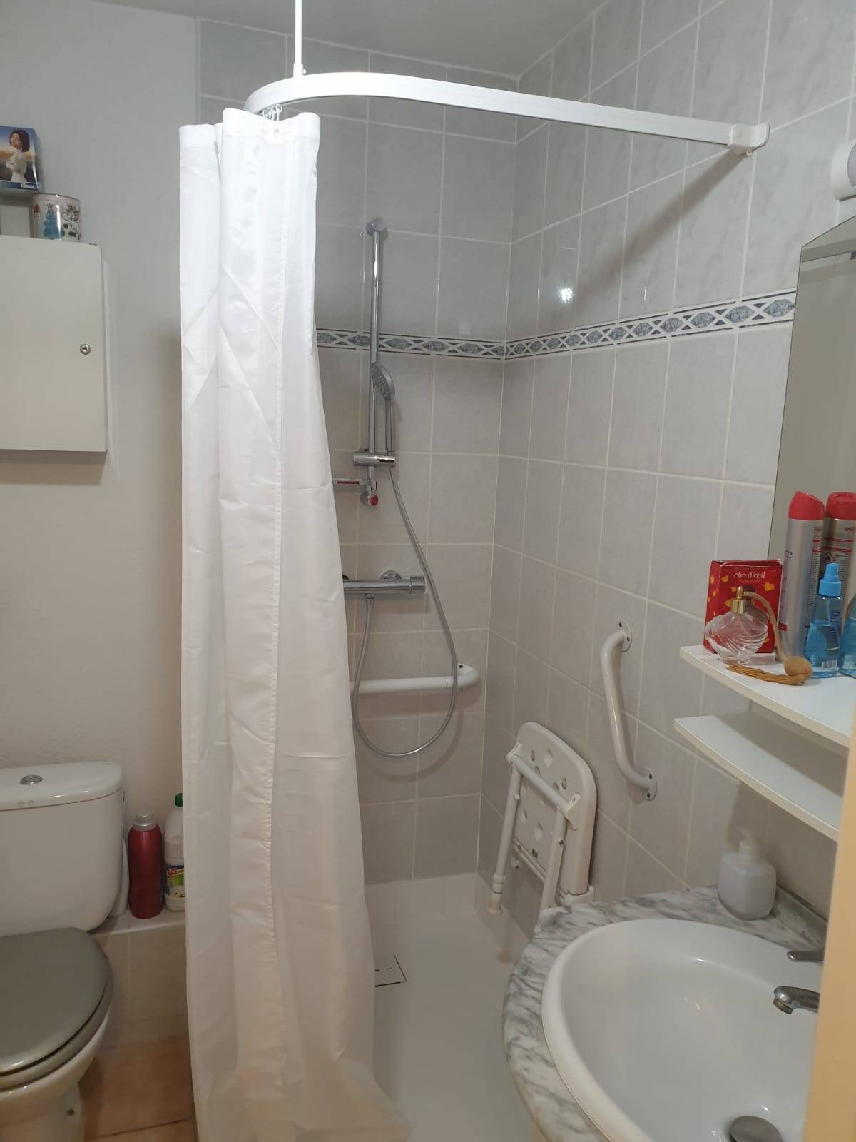 protégez votre salle de bain à montrouge avec nos solutions de sécurisation. installation de barres d'appui, revêtements antidérapants et équipements adaptés pour assurer confort et sécurité à tous les membres de la famille.
