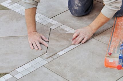 découvrez les tarifs du carrelage au m², les facteurs qui influencent les prix, et des conseils pour estimer le coût de vos travaux de carrelage selon le type, la pose et la surface.