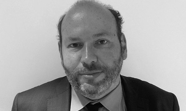 optimisez votre espace professionnel à paris avec lucas, expert en solutions d'aménagement pour un bureau fonctionnel et adapté à vos besoins.